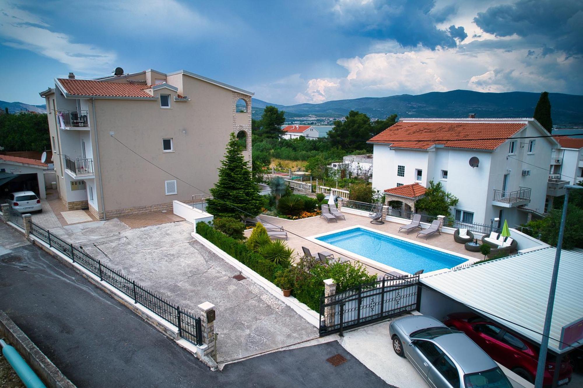 Apartments Brico - Heated Pool Трогір Екстер'єр фото